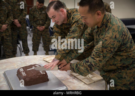 L'hôpital (chef Corpsman Fleet Marine Force) Edgar E. Cuenca, à droite, un technicien en médecine préventive avec élément de commandement, III Marine Expeditionary Force, et de l'hôpital Corpsman (FMF) Joseph E. Clack, gauche, un affecté au 3ème corpsman, 3e Bataillon Médical de la logistique maritime, Groupe III MEF, simultanément découper un gâteau de cérémonie lors d'une fête pour le 119e anniversaire de l'hôpital au Camp taux corpsman Mujuk, Pohang, République de Corée, le 17 juin 2017. Des marines de la Compagnie Bravo, 3e Bataillon, de l'application de la Loi maritime du Groupe III de l'Administration centrale, III MEF et Corpsmen avec 3e, 3e Bn Med, MLG III M Banque D'Images