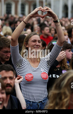 Les gens célèbrent au château de Dublin comme les résultats officiels du référendum sur le 8e amendement de la Constitution irlandaise sont annoncées en faveur de la victoire du oui. Photo date : Samedi 26 Mai, 2018. Voir l'histoire de l'avortement IRLANDAIS PA. Crédit photo doit se lire : Brian Lawless/PA Wire Banque D'Images