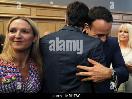 An Taoiseach Leo Varadkar (droite) et ministre de la santé Simon Harris embrasser au château de Dublin comme les résultats officiels du référendum sur le 8e amendement de la Constitution irlandaise sont annoncées en faveur de la victoire du oui. Photo date : Samedi 26 Mai, 2018. Voir l'histoire de l'avortement IRLANDAIS PA. Crédit photo doit se lire : Brian Lawless/PA Wire Banque D'Images