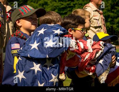 Les membres de la Cub Scouts d'Amérique portent drapeaux en préparation pour l'élimination de cérémonie sur la base aérienne de Ramstein, en Allemagne, le 14 juin 2017. Ramstein du personnel qui sont membres des anciens combattants de guerres à l'étranger des États-Unis, de l'American Legion, Kaiserslautern Centre communautaire militaire organisations maçonniques, et Boy Scouts of America a rejoint pour poser des drapeaux américains pour se reposer au cours d'une cérémonie du Jour du drapeau, l'élimination du pavillon. (U.S. Photo de l'Armée de l'air par la Haute Airman Elizabeth Baker.) Banque D'Images