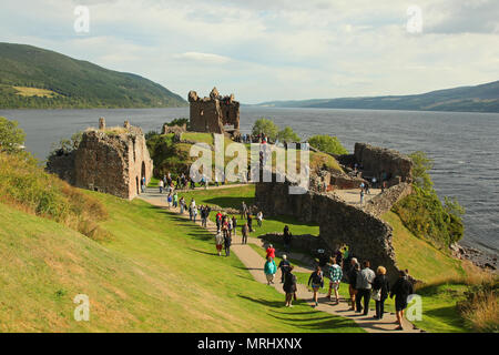 Le Château d'Urquhart au bord du Loch Ness en Écosse, au Royaume-Uni. Banque D'Images