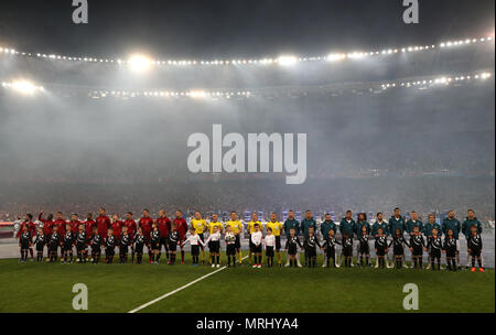 Liverpool et le Real Madrid en ligne avec les fonctionnaires avant la finale de la Ligue des champions au stade Olimpiyskiy NSK, Kiev. Banque D'Images