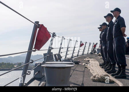 170618-N-ZW825-278, République de Subic Bay aux Philippines (18 juin 2017) Les marins à bord de la classe Arleigh Burke destroyer lance-missiles USS Sterett (DDG 104) l'homme le sens que le navire passe à Subic Bay aux Philippines, République de port pour une visite. Sterett fait partie du groupe d'action de Surface Sterett-Dewey et est le troisième déploiement groupe opérant sous le commandement et le contrôle construire appelée 3e Flotte de l'avant. 3ème américain d'exploitation de la flotte de l'avant offre des options supplémentaires pour le commandant de la Flotte du Pacifique en mettant à profit les capacités des 3e et 7e flottes. (U.S. Photo de la marine en masse Communicati Banque D'Images