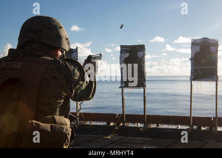 Lance le Cpl. Evan Talbott, un policier militaire du bataillon logistique de combat avec 31 incendies, un M9A1 9mm pistolet de service au cours d'entraînement à bord du USS Bonhomme Richard (DG 6), le 15 juin 2017. Bec-31 est affecté en permanence à la 31e MEU et fournit un soutien à tous les éléments de la MEU. La 31e MEU partenaires avec l'Escadron amphibie de la Marine 11 pour former la composante amphibie du Bonhomme Richard Expeditionary Strike Group. La 31e MEU et PHIBRON 11 s'associent pour proposer une approche cohérente de l'équipe bleu-vert capable d'accomplir une variété de missions dans l'Indo-Asia-région du Pacifique. Banque D'Images