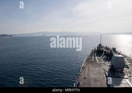 170618-N-ZW825-046, République de Subic Bay aux Philippines (18 juin 2017) classe Arleigh Burke destroyer lance-missiles USS Sterett (DDG 104) passe à Subic Bay aux Philippines, République de port pour une visite. Sterett fait partie du groupe d'action de Surface Sterett-Dewey et est le troisième déploiement groupe opérant sous le commandement et le contrôle construire appelée 3e Flotte de l'avant. 3ème américain d'exploitation de la flotte de l'avant offre des options supplémentaires pour le commandant de la Flotte du Pacifique en mettant à profit les capacités des 3e et 7e flottes. (U.S. Photo par marine Spécialiste de la communication de masse 1re classe Byron C. Linder/R Banque D'Images