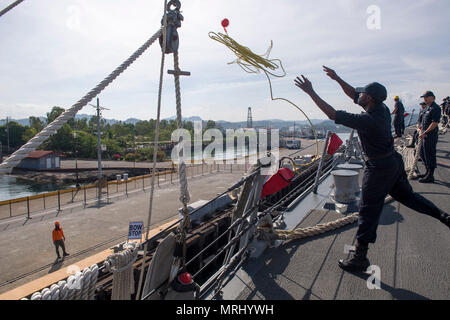 170618-N-ZW825-308, République de Subic Bay aux Philippines (18 juin 2017) Les marins à bord de la classe Arleigh Burke destroyer lance-missiles USS Sterett (DDG 104) jettent les amarres à mesure que le navire arrive à Subic Bay aux Philippines, République de port pour une visite. Sterett fait partie du groupe d'action de Surface Sterett-Dewey et est le troisième déploiement groupe opérant sous le commandement et le contrôle construire appelée 3e Flotte de l'avant. 3ème américain d'exploitation de la flotte de l'avant offre des options supplémentaires pour le commandant de la Flotte du Pacifique en mettant à profit les capacités des 3e et 7e flottes. (U.S. Photo par Marine Communications de Masse Banque D'Images