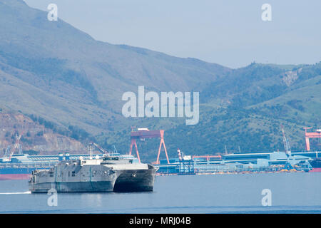 170618-N-ZW825-246 Subic Bay, Philippines (18 juin 2017) Le fer de lance de la classe de navire à grande vitesse mixte (JHSV 3 USNS Millinocket) transits Subic Bay derrière la classe Arleigh Burke destroyer lance-missiles USS Sterett (DDG 104). Sterett fait partie du groupe d'action de Surface Sterett-Dewey et est le troisième déploiement groupe opérant sous le commandement et le contrôle construire appelée 3e Flotte de l'avant. (U.S. Photo par marine Spécialiste de la communication de masse 1re classe Byron C. Linder/libérés) Banque D'Images