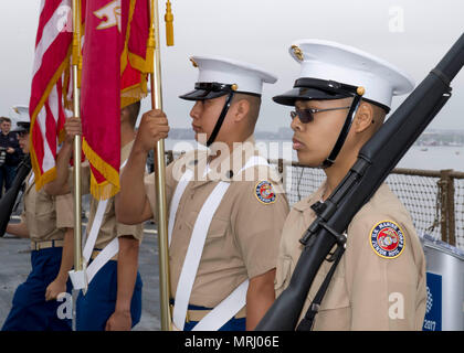 170617-N-DQ503-055 BOSTON (17 juin 2017) l'école secondaire anglaise Lynn Junior Marine Reserve Officer Training Corps présente les couleurs lors d'une cérémonie à bord du USS Whidbey Island (LSD 41) pour le défilé de voiles au cours de voile 2017 de Boston. USS Whidbey Island (LSD 41) et plus de 50 grands voiliers du monde entier participent à Sail Boston 2017, cinq jours de festival maritime dans le port de Boston. L'événement donne aux habitants de Boston l'occasion de voir de première main les dernières capacités des services de la mer d'aujourd'hui, ainsi que de l'expérience maritime history - passées et présentes. (U.S. Photo par Marine Mas Banque D'Images