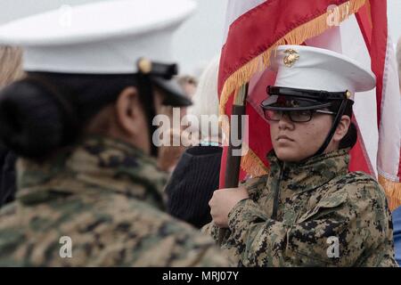 170617-N-GR361-140 BOSTON (17 juin 2017) Junior Marine Reserve Officer Training Corps Cadet Leslie majeur Chinchilla, un étudiant de Lynn English High School, défilés les couleurs lors d'une cérémonie à bord du USS Whidbey Island (LSD 41) pour le défilé de voiles au cours de voile 2017 de Boston. USS Whidbey Island (LSD 41) et plus de 50 grands voiliers du monde entier participent à Sail Boston 2017, cinq jours de festival maritime dans le port de Boston. L'événement donne aux habitants de Boston l'occasion de voir de première main les dernières capacités des services de la mer d'aujourd'hui, ainsi que de l'expérience maritime history - les deux p Banque D'Images