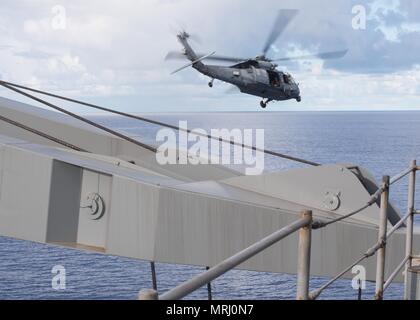 170615-N-UX013-1830 MER DES PHILIPPINES (15 juin 2017) Un MH-60S Seahawk, attribué à l'île "Chevaliers" de la mer de l'Escadron d'hélicoptères de combat (HSC), 25 décolle de l'amphibious landing ship dock USS Ashland (LSD 48), à la suite d'une visite, un conseil, une perquisition et saisie (VBSS). Ashland, partie du Bonhomme Richard, groupe expéditionnaire fonctionne en Indo-Asia-région du Pacifique pour améliorer les partenariats et être une force de réaction pour prêt à tout type d'imprévus. (U.S. Photo par marine Spécialiste de la communication de masse d'argile et de Jonathan 3ème classe) Parution Banque D'Images