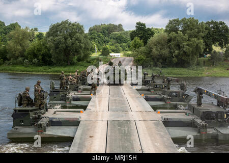 Pologne Groupe de combat des soldats américains et des soldats lituaniens participer à une démonstration de passage de l'eau pour l'aide d'éminents visiteurs M3 Forage amphibie pour former un pont pour permettre d'autres véhicules militaires peuvent passer au-dessus de l'eau en toute sécurité pendant la grève de Sabre 2017 près de Rukla, la Lituanie, le 20 juin 2017. Grève 17 Sabre de l'armée américaine est une force multinationale de l'Europe exercer des forces combinées menée chaque année pour renforcer l'Alliance de l'OTAN dans la région de la Baltique et de la Pologne. L'exercice de cette année comprend et intégré de formation axés sur la dissuasion synchronisé conçu pour améliorer l'interopérabilité et l'état de préparation de Banque D'Images