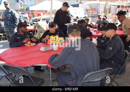 170615-N-ZU404-081 BOSTON (15 juin 2017) l'USO organise un déjeuner-barbecue pour les marins et soldats fournis par Texas Roadhouse dans le cadre de la voile Boston 2017, 15 juin. USS Whidbey Island (LSD 41) et plus de 50 grands voiliers du monde entier participent à Sail Boston 2017, cinq jours de festival maritime dans le port de Boston. L'événement donne aux habitants de Boston l'occasion de voir de première main les dernières capacités des services de la mer d'aujourd'hui, ainsi que de l'expérience maritime history - passées et présentes. (U.S. Photo par marine Spécialiste de la communication de masse 2e classe Jordyn Diomede/libérés) Banque D'Images