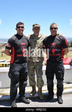 Le Sgt commande. Le major David Davenport, l'enrôle senior leader pour la U.S. Army Training and Doctrine Command, pose avec les membres de l'US Army Special Operations Command Équipe de démonstration de parachutisme de poignards noire pendant la résilience jour 16 Juin at the Presidio de Monterey, Californie. Davenport a voyagé à travers l'TRADOC durant la semaine de la 242ème anniversaire de l'armée américaine et conclu à Monterey, où il a parlé de développement sous-officier et la Defense Language Institute Foreign Language Center dans le rôle futur de l'Armée de l'échéancier 2025-2050 et au-delà. (U.S. Photo de l'armée par Patrick Bray/libérés) Banque D'Images