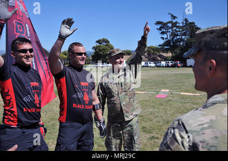 Le Sgt commande. Le major David Davenport, l'enrôle senior leader pour la U.S. Army Training and Doctrine Command, les vagues avec le commandement des opérations spéciales de l'armée américaine équipe de démonstration de parachutisme de poignards noir après leur saut dans le Presidio de Monterey, Californie, pour la résilience jour 16 Juin. Davenport a voyagé à travers l'TRADOC durant la semaine de la 242ème anniversaire de l'armée américaine et conclu à Monterey, où il a parlé de développement sous-officier et la Defense Language Institute Foreign Language Center dans le rôle futur de l'Armée de l'échéancier 2025-2050 et au-delà. (U.S. Photo de l'armée par Patrick Bray/ Banque D'Images