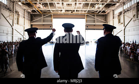 Le colonel Frederick D. Thaden, le Major-général Christopher Bence et le Colonel Neil Richardson, chanter la chanson de l'Armée de l'air suite à la Joint Base McGuire-Dix-Lakehurst et 87th Air Base Wing cérémonie de passation de commandement tenue le 19 juin, 2017 at Joint Base MDL, N.J. Bence, U.S. Air Force Commandant Centre expéditionnaire officié la cérémonie où Richardson a pris le commandement de l'unité de Thaden. (U.S. Photo de l'Armée de l'air par le sergent. Katherine Spessa) Banque D'Images