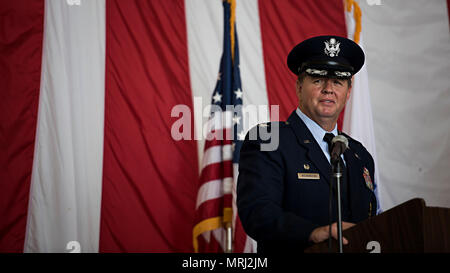 Le Colonel Neil Richardson aborde le soldat, marins et aviateurs de Joint Base McGuire-Dix-Lakehurst après la prise de commandement de l'installation et de la 87e Escadre de la Base aérienne au cours d'une cérémonie le 19 juin 2017 à Joint Base MDL, N.J. La cérémonie de passation de commandement signifié le transfert d'autorité du colonel Frederick D. Thaden à Richardson. (U.S. Photo de l'Armée de l'air par le sergent. Katherine Spessa) Banque D'Images