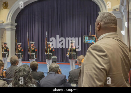 Un invité enregistre la silencieuse de Marine Corps avec son téléphone mobile pendant une soirée défilé dans le Colonel Truman W. Crawford Hall chez Marine Barracks Washington, Washington, D.C., le 16 juin 2017. Soirée défilés ont lieu comme un moyen d'honorer les hauts fonctionnaires, les éminents citoyens et partisans du Marine Corps. (U.S. Marine Corps photo par Lance Cpl. Paul A. Ochoa Banque D'Images