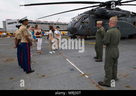 170619-N-DQ503-040 BOSTON (19 juin 2017) Boston Girl Scouts observer un MH53E hélicoptère Sea Dragon, affecté à l'HM-15 Blackhawks, lors d'une tournée de USS Whidbey Island (LSD 41) au cours de la voile, le 19 juin 2017 à Boston. L'île de Whidbey et plus de 50 grands voiliers du monde entier participent à Sail Boston 2017, un festival maritime de cinq jours à Boston. L'événement donne aux habitants de Boston l'occasion de voir de première main les dernières capacités des services de la mer d'aujourd'hui, ainsi que de l'expérience maritime history - passées et présentes. (U.S. Photo par marine Spécialiste de la communication de masse 3 classe Taylor Elb Banque D'Images