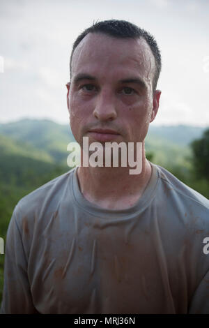 Le capitaine de l'armée américaine Murphy, un sous-officier de récupération avec la Défense POW/MIA Agence Comptable (DPAA) pose pour une photo lors d'une mission de récupérer DPAA tombée militaires de la guerre du Vietnam, dans la province de Khammouan, Laos, le 23 mai 2017. La mission de DPAA est de fournir le plus possible notre personnel manquant à leurs familles et à la nation. (U.S. Marine Corps Photo par MCIPAC le Caméra de combat. Brooke Deiters) Banque D'Images