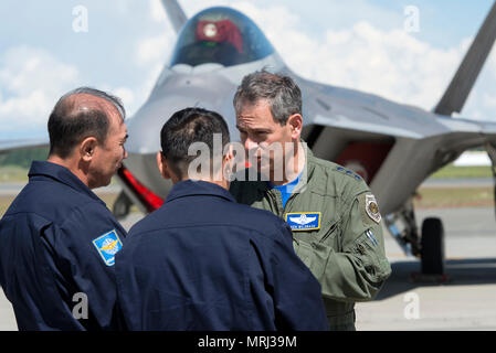 U.S. Air Force Le général Kenneth Wilsbach, commandant de la défense aérospatiale de l'Amérique du Nord de l'Alaska Région de commande, commande de l'Alaska, Commandement du Nord des États-Unis, et la 11e armée de l'air, s'entretient avec de hauts dirigeants d'air mongol en participant au drapeau rouge et l'Alaska d'observateurs de l'exécutif à Joint Base Elmendorf-Richardson, Alaska, le 16 juin 2017. Les hauts dirigeants de l'air, du Bangladesh, de l'Allemagne, République de Corée, Indonésie, Japon, Mongolie, l'OTAN, le Sri Lanka, la Thaïlande et les États-Unis, ont été sur JBER à observer drapeau rouge-Alaska 17-2. Drapeau rouge et l'Alaska est une série de Pacific Air Forces commandant dire Banque D'Images