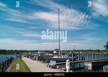 Bateaux amarrés à la marina publique à Whitehall, Michigan. Banque D'Images