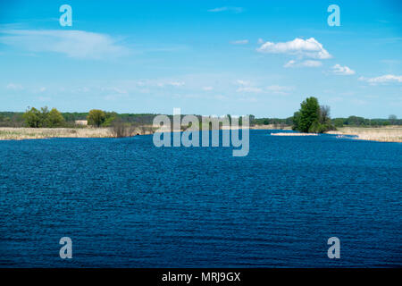 La rivière Blanche comme il coule entre Montague et Whitehall, Michigan au début du printemps. Banque D'Images