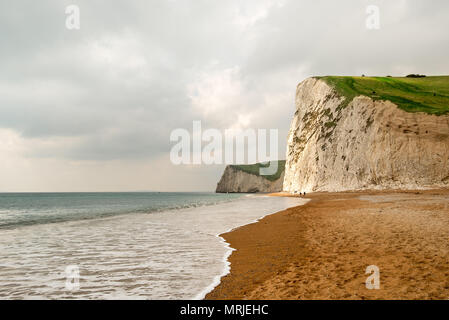 Un soleil de feux à une partie de la résistance au cisaillement le long des falaises blanches Dorsets Côte Jurassique avec le sud ouest Chemin Coatal passant au sommet d'entre eux. Lulwor Banque D'Images