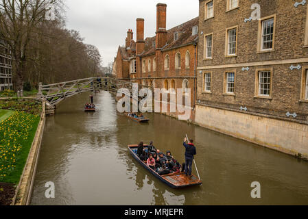 Les étudiants de l'Université de Cambridge donnent les touristes le long de la rivière Cam passant sous le fameux pont en bois de mathématiques. Cambridge, Angleterre. Banque D'Images