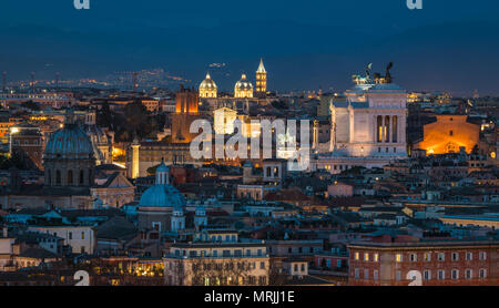 Panorama de Rome au coucher du soleil depuis la colline du Janicule Terrasse. Banque D'Images