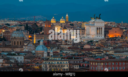 Panorama de Rome au coucher du soleil depuis la colline du Janicule Terrasse. Banque D'Images