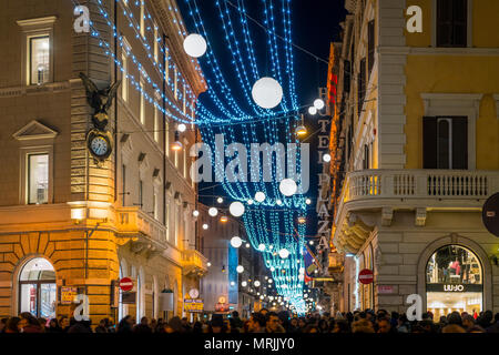 Via del Corso à Rome pendant la période de Noël. Italie Banque D'Images