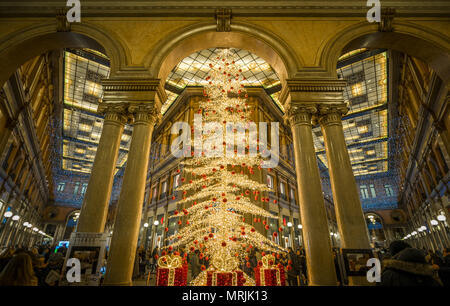 Arbre de Noël dans la galerie Sordi à Rome. Banque D'Images