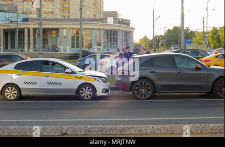 Accident de la circulation impliquant des taxi et voiture sur la route. Banque D'Images