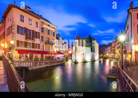 Le Palais de l'Isle et la rivière Thiou au cours de matin heure bleue dans la vieille ville d'Annecy, Venise des alpes, France Banque D'Images