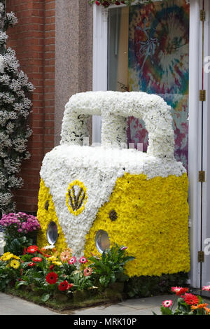 Été de l'amour fleurs à Chelsea, Volkswagen Camper van fabriqués à partir de pétales de fleurs Banque D'Images