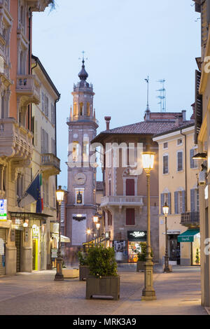 Parme, Italie - 16 avril 2018 : La rue de la vieille ville au crépuscule. Banque D'Images