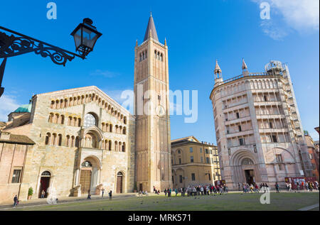 Parme, Italie - 17 avril 2018 : le Dôme - Duomo (la Cattedrale di Santa Maria Assunta) et le baptistère. Banque D'Images