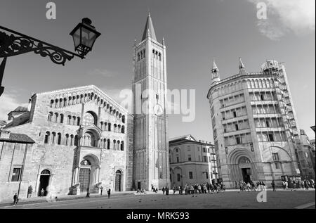 Parme, Italie - 17 avril 2018 : le Dôme - Duomo (la Cattedrale di Santa Maria Assunta) et le baptistère. Banque D'Images