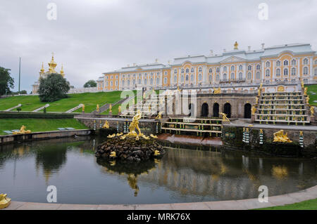 Le Grand Palais de Peterhof - Petergof, Saint Petersburg, Russie Banque D'Images