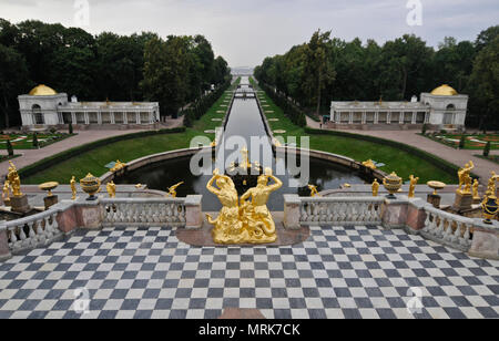 Peterhof Palace : la fontaine Samson et canal de la mer. Petergof, Saint Petersburg, Russie Banque D'Images