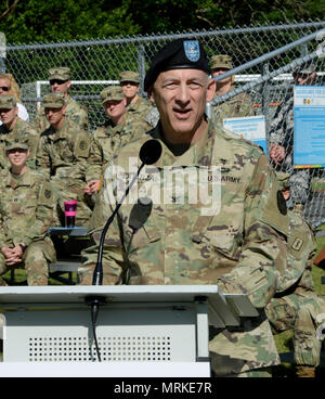 Le colonel James A. Laterza, commandant sortant, Centre médical régional de Landstuhl, fournit des observations au cours de Centre médical régional de Landstuhl, cérémonie de passation de commandement, le 13 juin 2017 à Landstuhl, en Allemagne. (U.S. Photo de l'armée par Visual Spécialiste de l'information Elisabeth Paque/libérés) Banque D'Images