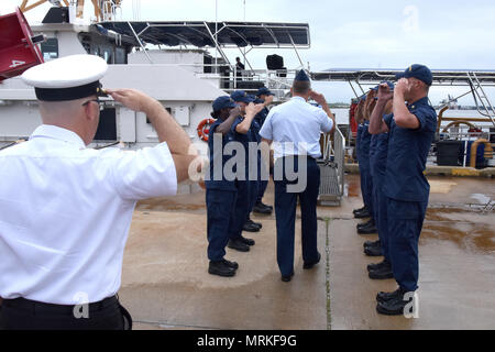 Garde côtière canadienne Vice Adm. Karl Schultz, commandant du Secteur de l'Atlantique, promenades à bord du garde-côte de Lawrence Lawson après délégation tripartite parle à la base Portsmouth à Portsmouth, en Virginie, le 21 juin 2017. La délégation tripartite comprend la Garde côtière des États-Unis, la Marine américaine et les Forces armées canadiennes. (U.S. Photo de la Garde côtière par Maître de 1re classe Melissa Leake/libérés) Banque D'Images