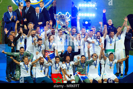 Les joueurs du Real Madrid célébrer avec le trophée après avoir remporté la finale de la Ligue des champions au stade Olimpiyskiy NSK, Kiev. Banque D'Images