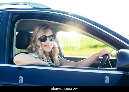 Attractive blonde dans la voiture. Banque D'Images