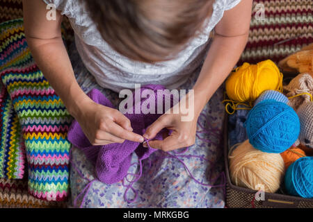 Close-up of hands knitting Banque D'Images