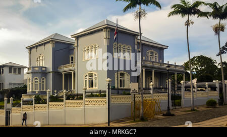 Château Castillo Azul (bleu), le centre-ville de San Jose, Costa Rica. Bâtiment historique, ancienne maison présidentielle et consulat des Etats-Unis. Banque D'Images