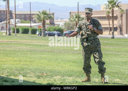 Le lieutenant-colonel Rafael A. Candelario II venant en sens inverse, commandant du 3e Bataillon de reconnaissance blindé léger, donne ses remarques au cours de la 3e LAR cérémonie de passation de commandement à lance le Cpl. Torrey L. Champ gris à bord du Marine Corps Air Ground Combat Center en Californie, le 15 juin. Au cours de la cérémonie, le Lieutenant-colonel Philip C. Laing, commandant sortant, 3e LAR, a quitté le commandement au Lieutenant-colonel Rafael A. Candelario II venant en sens inverse, commandant du 3e LAR. Banque D'Images