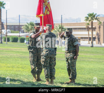 Le lieutenant-colonel Philip C. Laing, commandant sortant, 3e Bataillon de reconnaissance blindé, a quitté le commandement au Lieutenant-colonel Rafael A. Candelario II venant en sens inverse, commandant du 3e LAR, par la remise du bataillon de couleurs en cours de la 3e LAR cérémonie de passation de commandement à lance le Cpl. Torrey L. Champ gris à bord du Marine Corps Air Ground Combat Center en Californie, le 15 juin. Banque D'Images