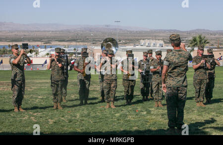 La 1 Division de marines Band effectue au cours de 3e Bataillon de reconnaissance blindé léger's cérémonie de passation de commandement à lance le Cpl. Torrey L. Champ gris à bord du Marine Corps Air Ground Combat Center en Californie, le 15 juin. Au cours de la cérémonie, le Lieutenant-colonel Philip C. Laing, commandant sortant, 3e LAR, a quitté le commandement au Lieutenant-colonel Rafael A. Candelario II venant en sens inverse, commandant du 3e LAR. Banque D'Images