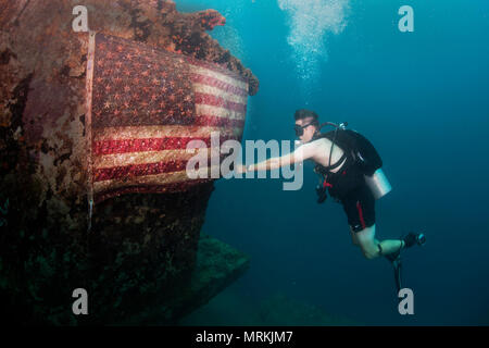 American Tanker était une barge à combustible en béton de la seconde Guerre mondiale qui a été submergée plus tard dans le port d'Apra, à Guam. Le 21 juin 2017, un membre du groupe 1 d'élimination des engins explosifs a fixé un drapeau des États-Unis sur l'épave lors d'une opération de plongée. Les archives photographiques documentent les activités de contre-mesures sous-marines contre les risques d'explosion sur un site maritime historique. Banque D'Images